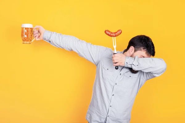 Homme bière et saucisse — Photo