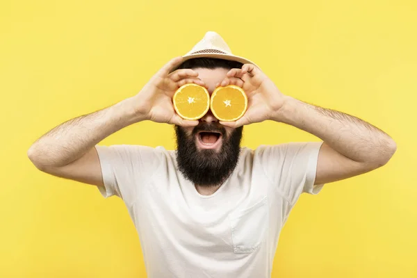Uomo con frutta arancione — Foto Stock