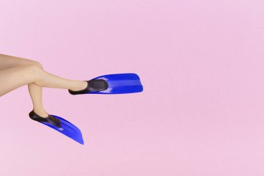 Palet ile kadın bacakları