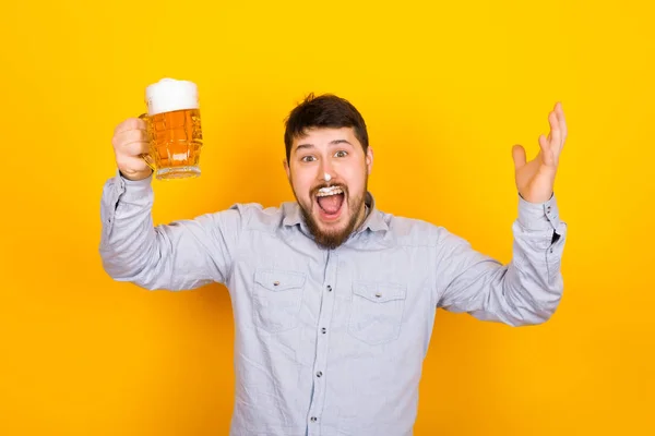 Homme bière et mousse — Photo