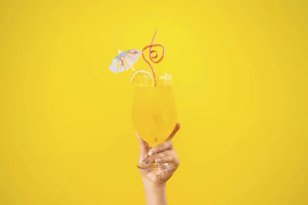Cocktail na mão — Fotografia de Stock