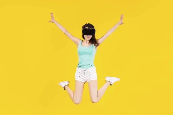 跳跃的女孩在 Vr — 图库照片