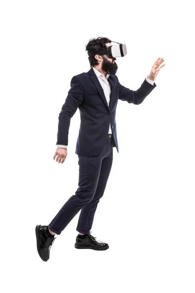 Uomo d'affari in occhiali realtà virtuale — Foto Stock