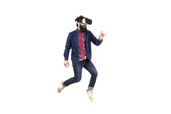 Hipster barbudo em VR — Fotografia de Stock