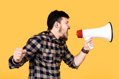 adam bağırır megafon içine