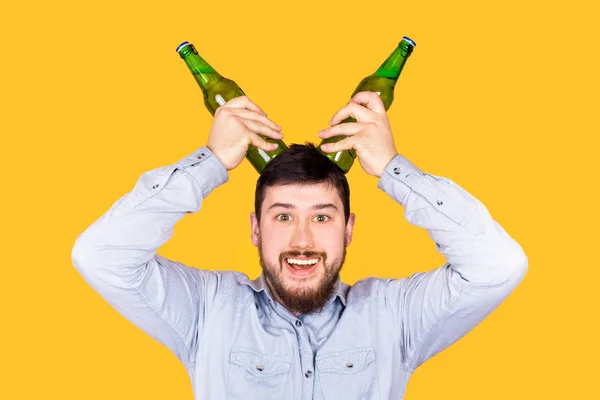 Homme cornu avec de la bière — Photo