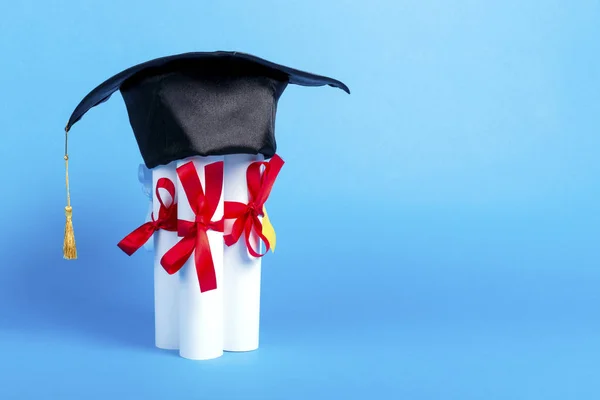 卒業証書に卒業の帽子 — ストック写真