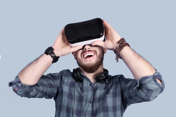 Homem satisfeito em VR — Fotografia de Stock