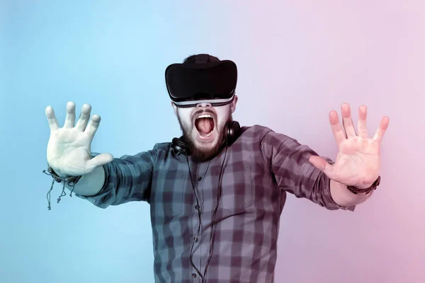Medo homem em VR — Fotografia de Stock