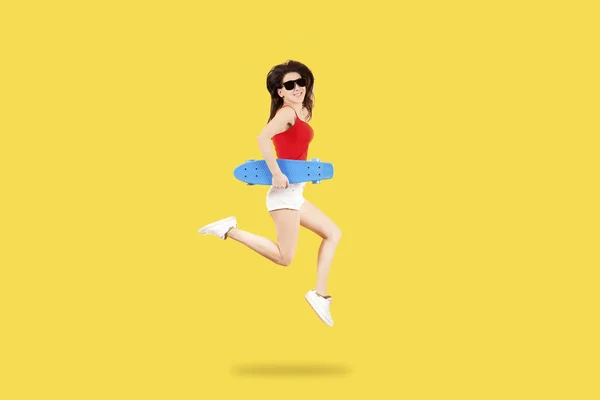 Chica con salto de monopatín — Foto de Stock