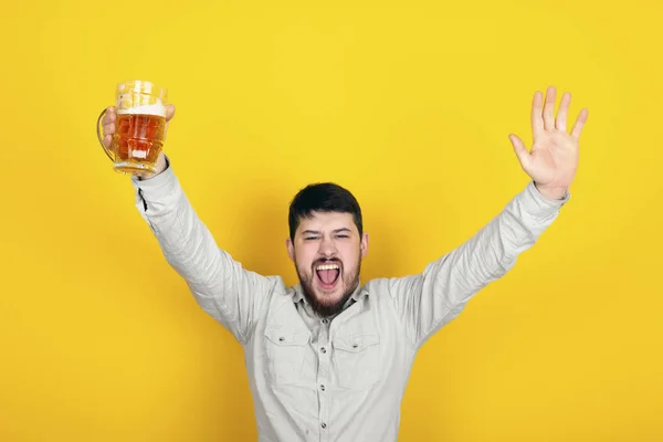 Rolig människa med öl — Stockfoto