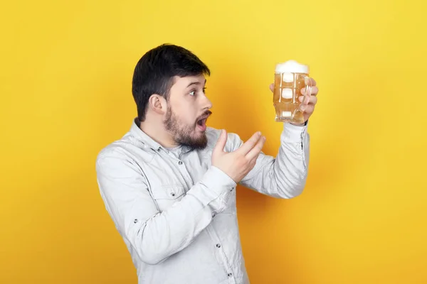 Man med öl — Stockfoto