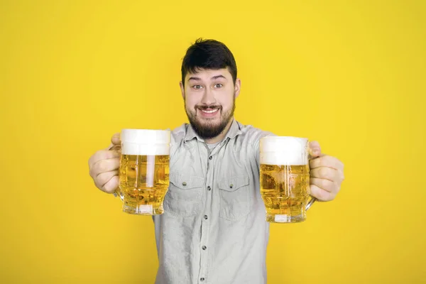 Homme souriant offre de la bière — Photo