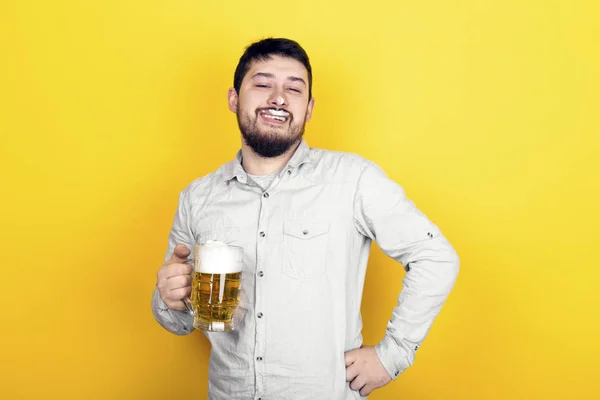 Homme à la bière — Photo