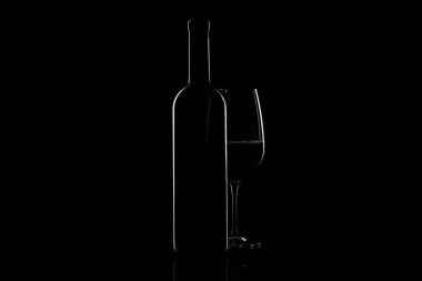 cam ve şarap şişesi.