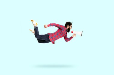 hipster megafon bağırarak