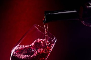 Kırmızı şarap dök.