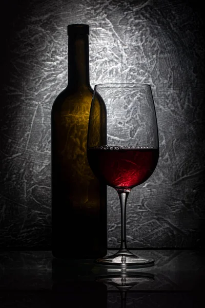 Φιάλη και ποτήρι κρασί — Φωτογραφία Αρχείου