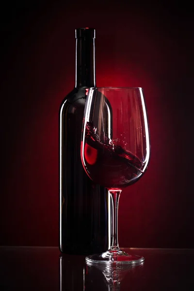 लाल शराब का ग्लास और बोतल — स्टॉक फ़ोटो, इमेज