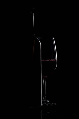 cam ve şarap şişesi.