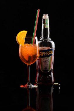İtalyan içecek aperol spritz 