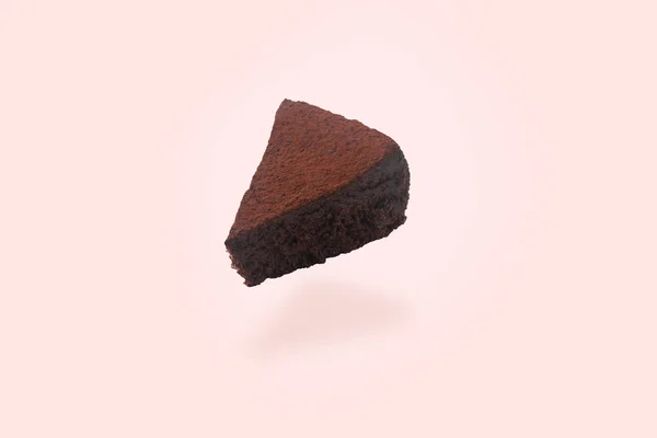Левитация шоколадного торта — стоковое фото