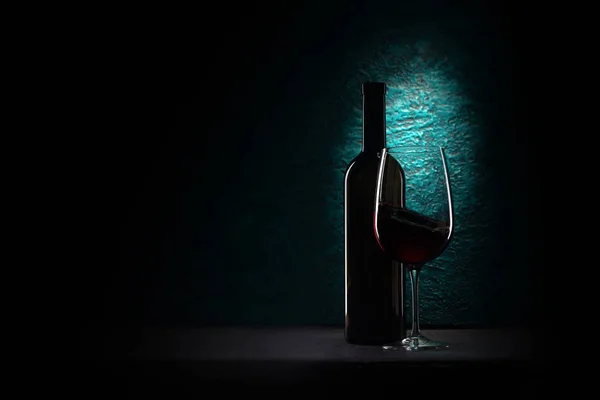 Келих червоного вина і пляшки — стокове фото