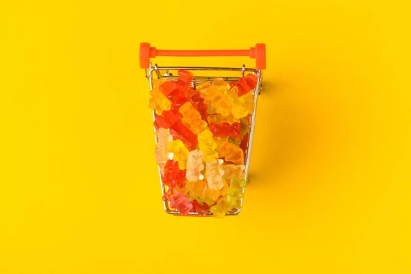 Gummibärchen im Warenkorb — Stockfoto