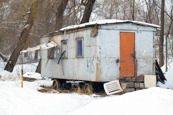 Caravane abandonnée paysage d'hiver — Photo