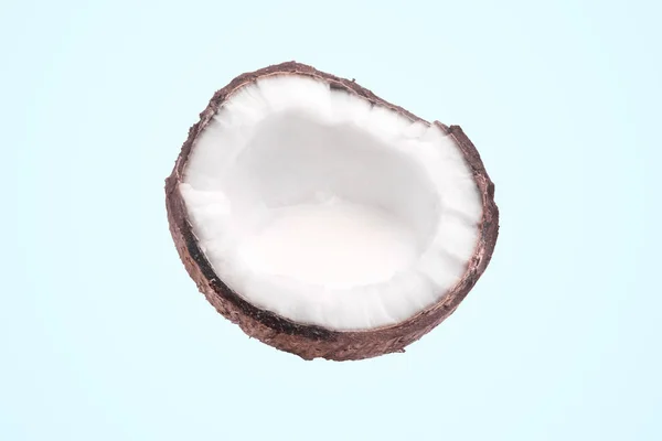Kokosnusshälfte mit Milch — Stockfoto