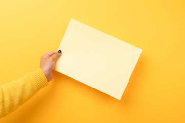 kadın elinde boş kağıt 