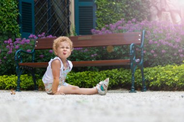 küçük kız gösterme dil 