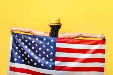Amerikan bayrağı taşıyan kadın