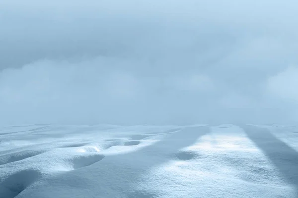 Campo de nieve y cielo nublado — Foto de Stock