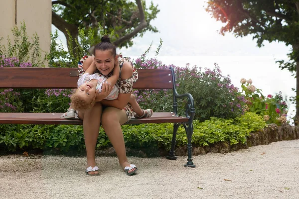 Mãe e filhinha — Fotografia de Stock