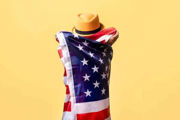 Человек под флагом США — стоковое фото