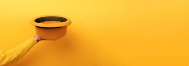 elinde şık keçe şapka