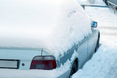 Kış tipi sonra park edilmiş araba