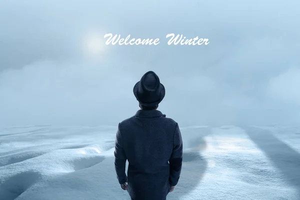 Hombre bienvenido invierno — Foto de Stock