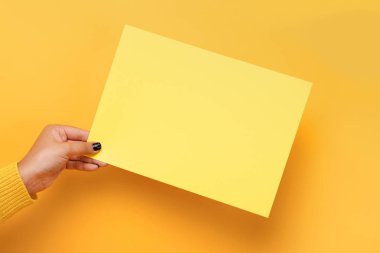 kadın elinde boş kağıt 