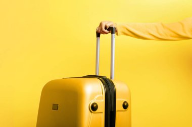 elinde bavul tutan kadın