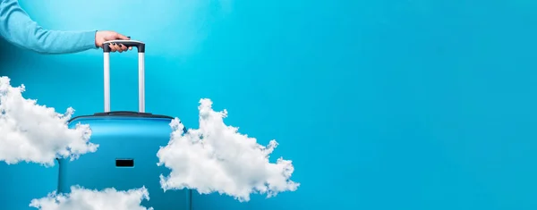 Maleta de viaje azul y nubes — Foto de Stock