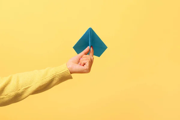 Avión de papel en mano — Foto de Stock