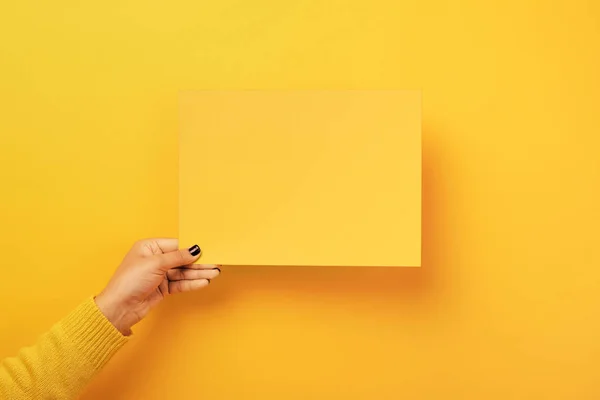 Papel vacío en la mano femenina — Foto de Stock