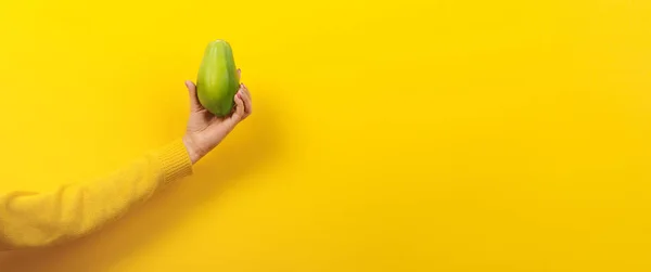 Papaya en la mano — Foto de Stock