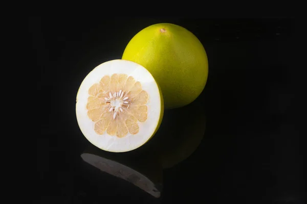 Pomelo Frucht auf schwarz — Stockfoto