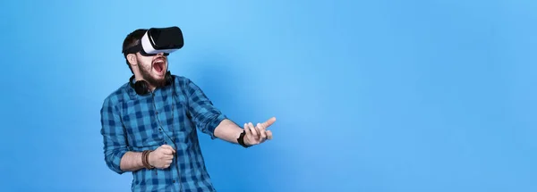 Bärtiger Mann Mit Virtual Reality Brille Emotional Spielende Shooter Auf — Stockfoto