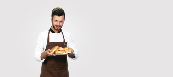 Bonito Homem Avental Com Padaria Fresca Chef Oferece Uma Pastelaria — Fotografia de Stock