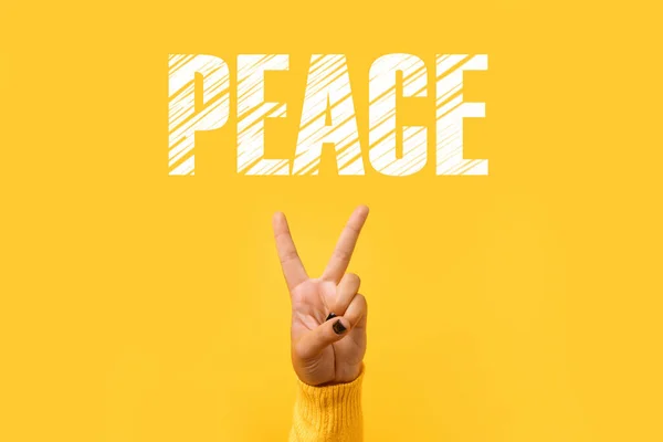 Ręka Gest Znak Zwycięstwa Lub Znak Pokoju Żółtym Tle — Zdjęcie stockowe