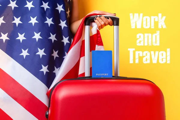 Passaporto Con Bandiera Usa Valigia Rossa Visto Americano Lavoro Iscrizione — Foto Stock